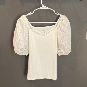 Gap size medium puffy sleeved white top great condition no flaws